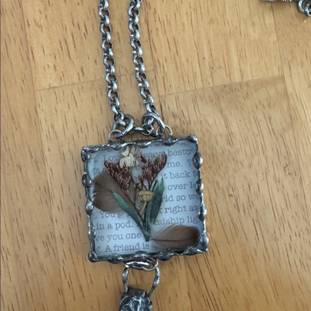 Dried flower shadowbox with crystal - Picture 5 of 6